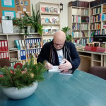 Powiększ zdjęcie Spotkania%20z%20pisarzem,%20Maciejem%20Sobczakiem%20-%20zdjęcie%201