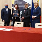 Powiększ zdjęcie Podpisanie%20umowy%20projektu%20-%20zdjęcie%201