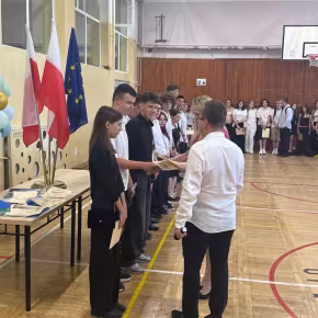 Zakończenie roku szkolnego 2025/2026 - uroczystość w sali gimnastycznej- zdjęcie 4